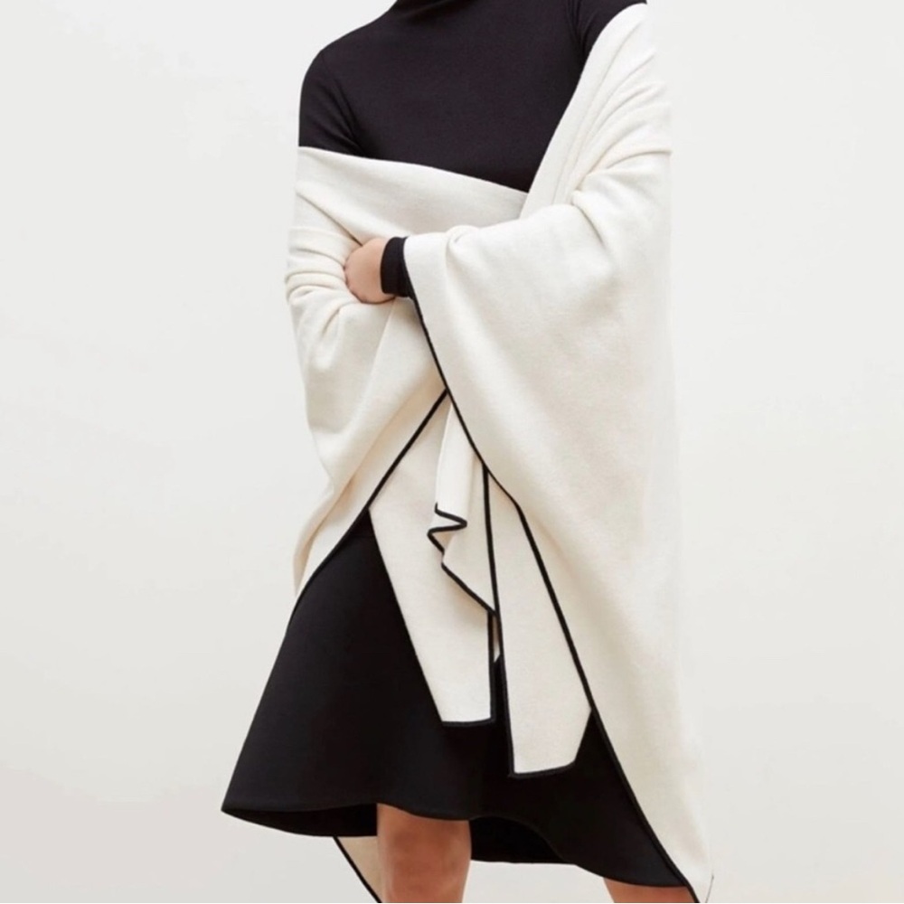 MM LAFLEUR Angelou Shawl Contrast Ivory Poncho with Black Trim NWT - Picture 2 of 9